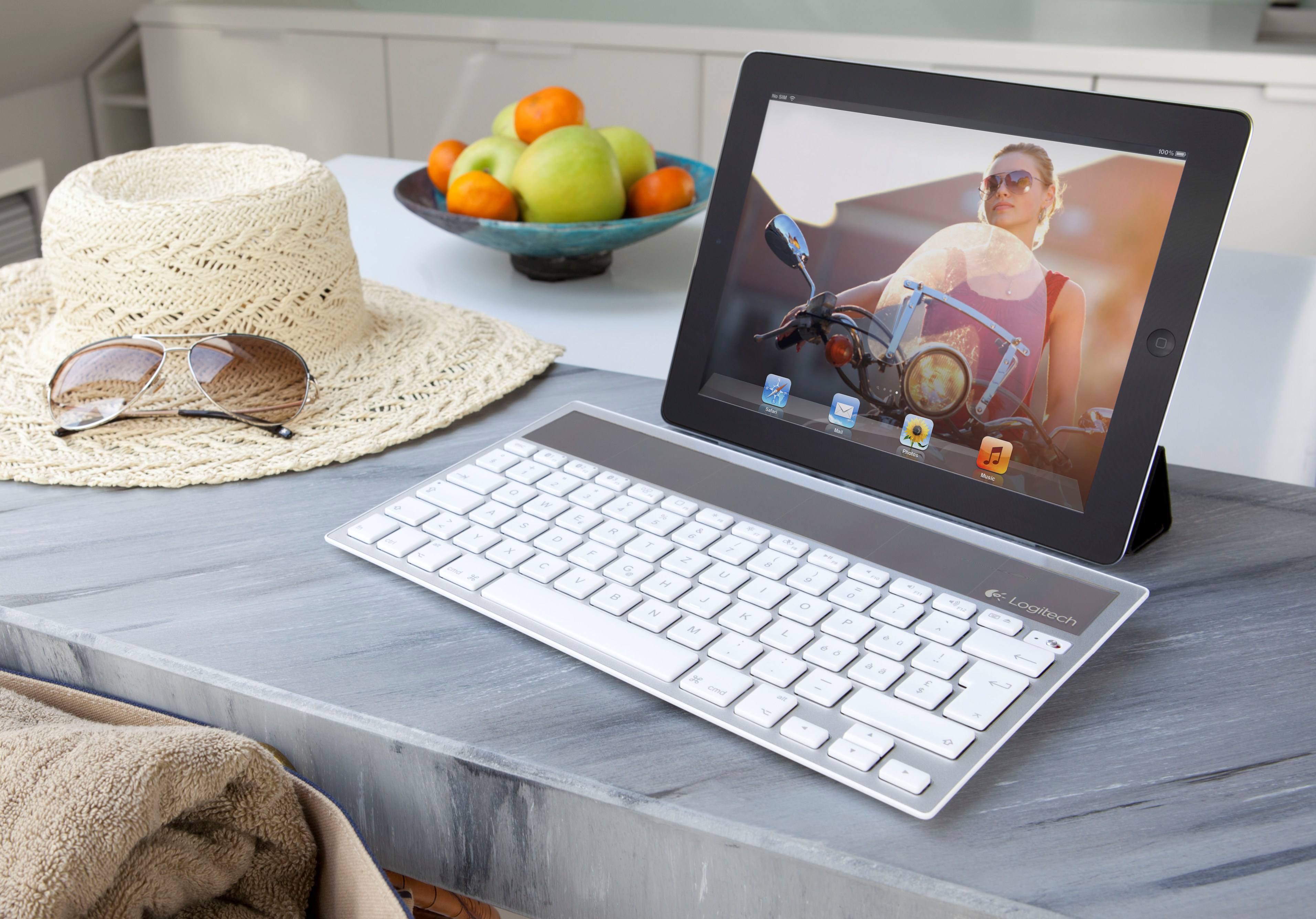 Ηλιακό πληκτρολόγιο Bluetooth για συσκευές Apple από την Logitech